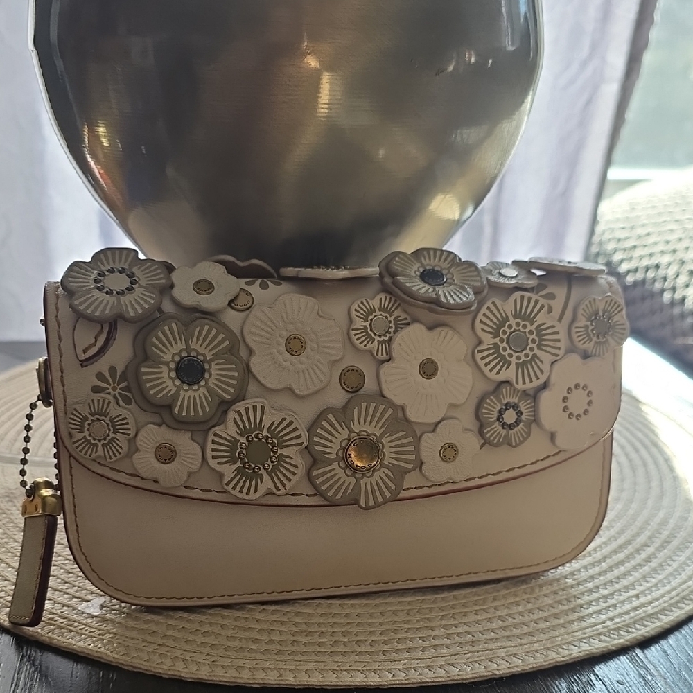 COACH 1941 Tea Rose Floral Applique Wristlet Clutch in Chalk